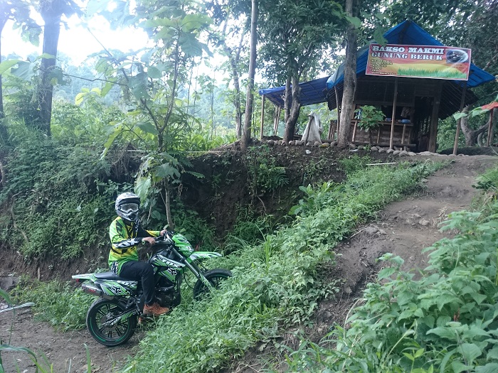  Scenic gunung monyet Ponorogo "width =" 700 "height =" 525 "/> <br /> Setelah beristirahat sejenak dan kemudian saya melanjutkan perjalanan dengan sepeda motor, beberapa peningkatan kemudian dapat, meskipun tidak mudah, karena ban sepeda motor masih Supermoto sehingga ban tidak bisa mencengkeram tanah. Akhirnya saya harus membuat sepeda motor di jalan, mungkin tidak dapat mengarahkan ke atas karena jalan terlalu bertentangan dan sulit. </p> <h3 style=